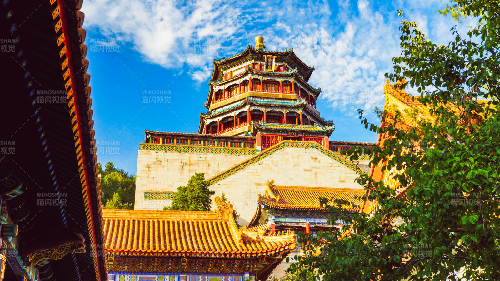 颐和园古塔映蓝天图片