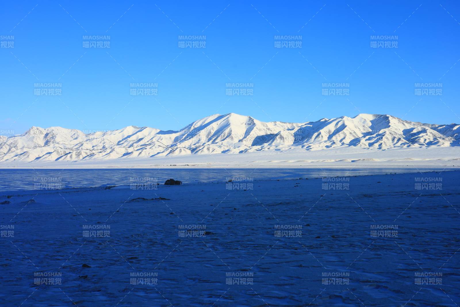 新疆雪山映湖水图片
