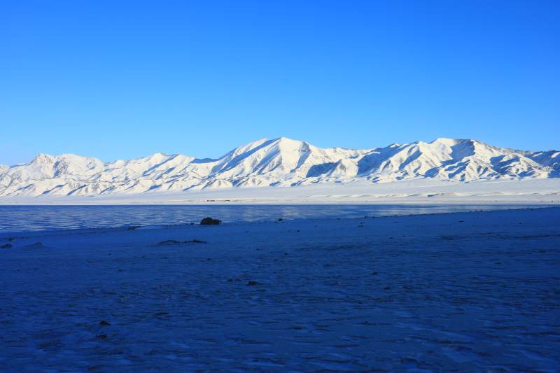 新疆雪山映湖水图片