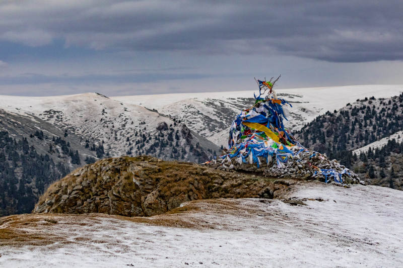 独库公路的雪山与经幡图片