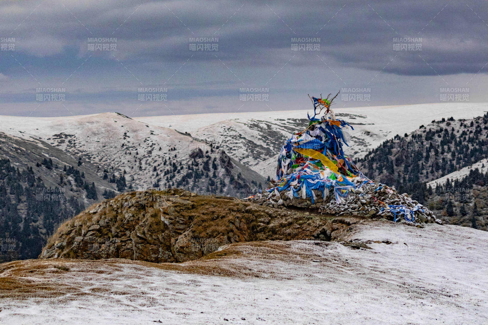 独库公路的雪山与经幡图片