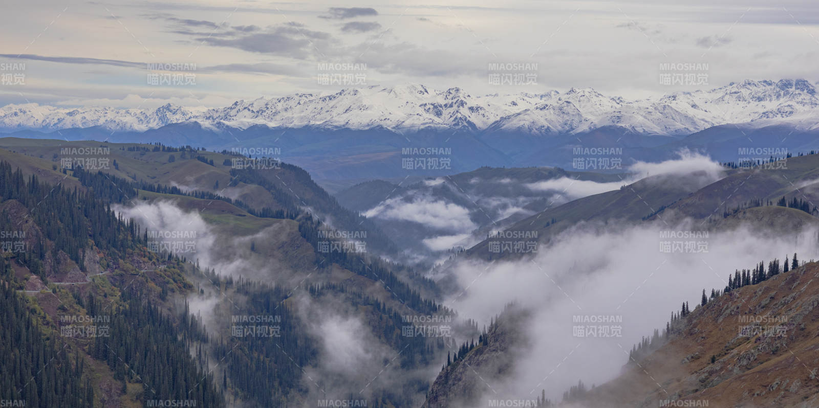 在新疆云雾缭绕山间图片