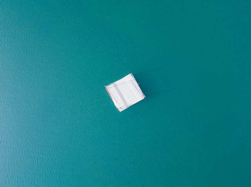 湖面上静止的亭子图片