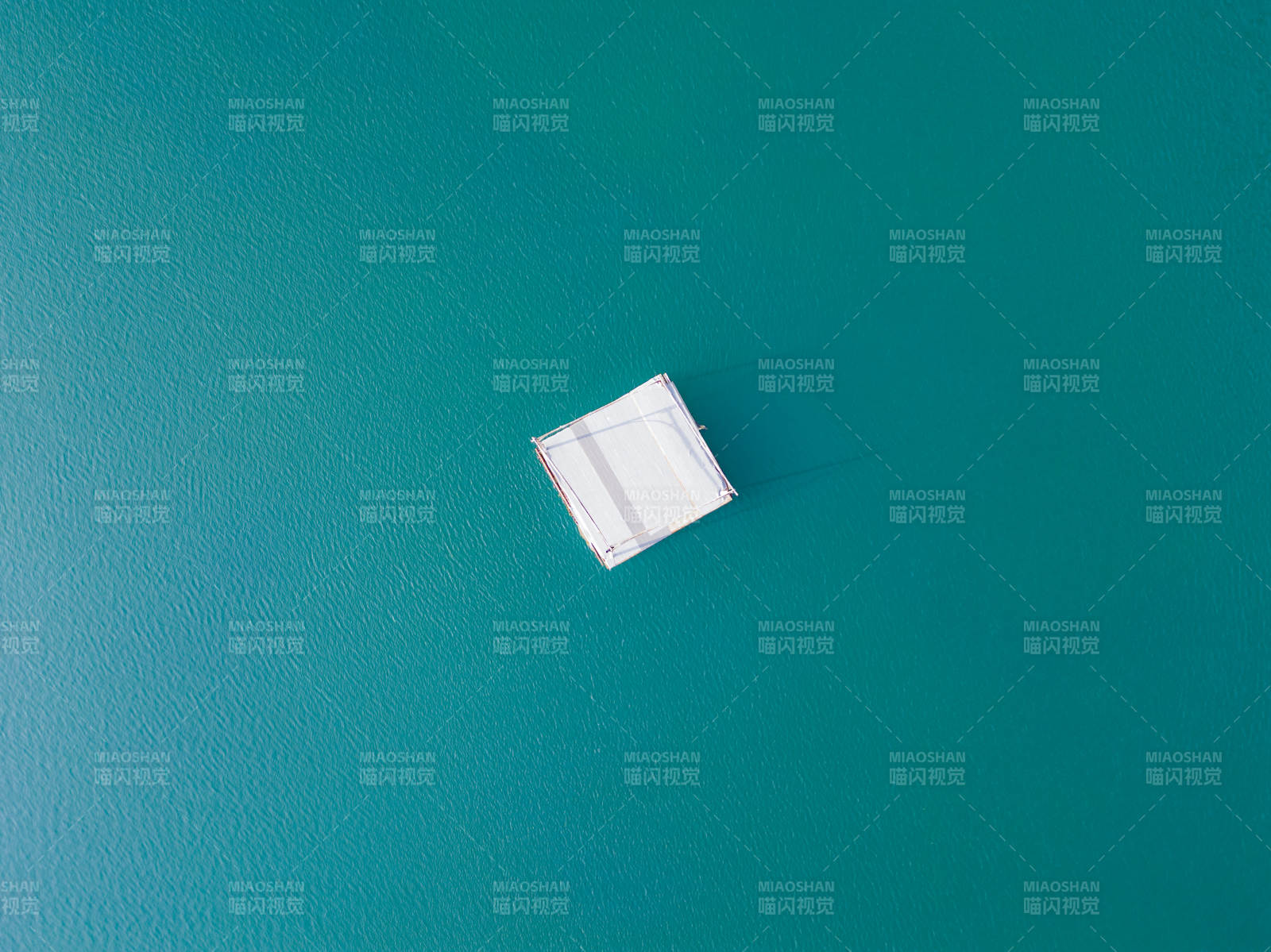 湖面上静止的亭子图片