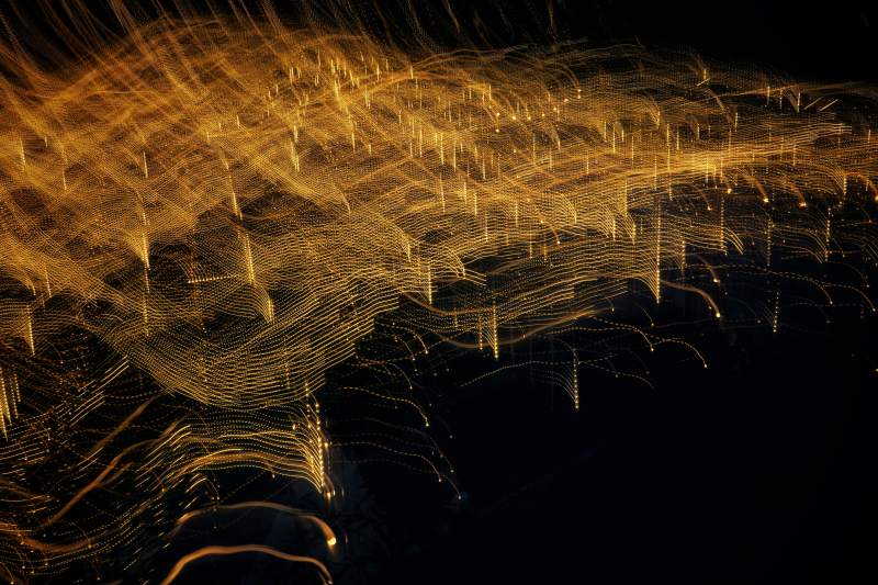 光影流动的夜景图片