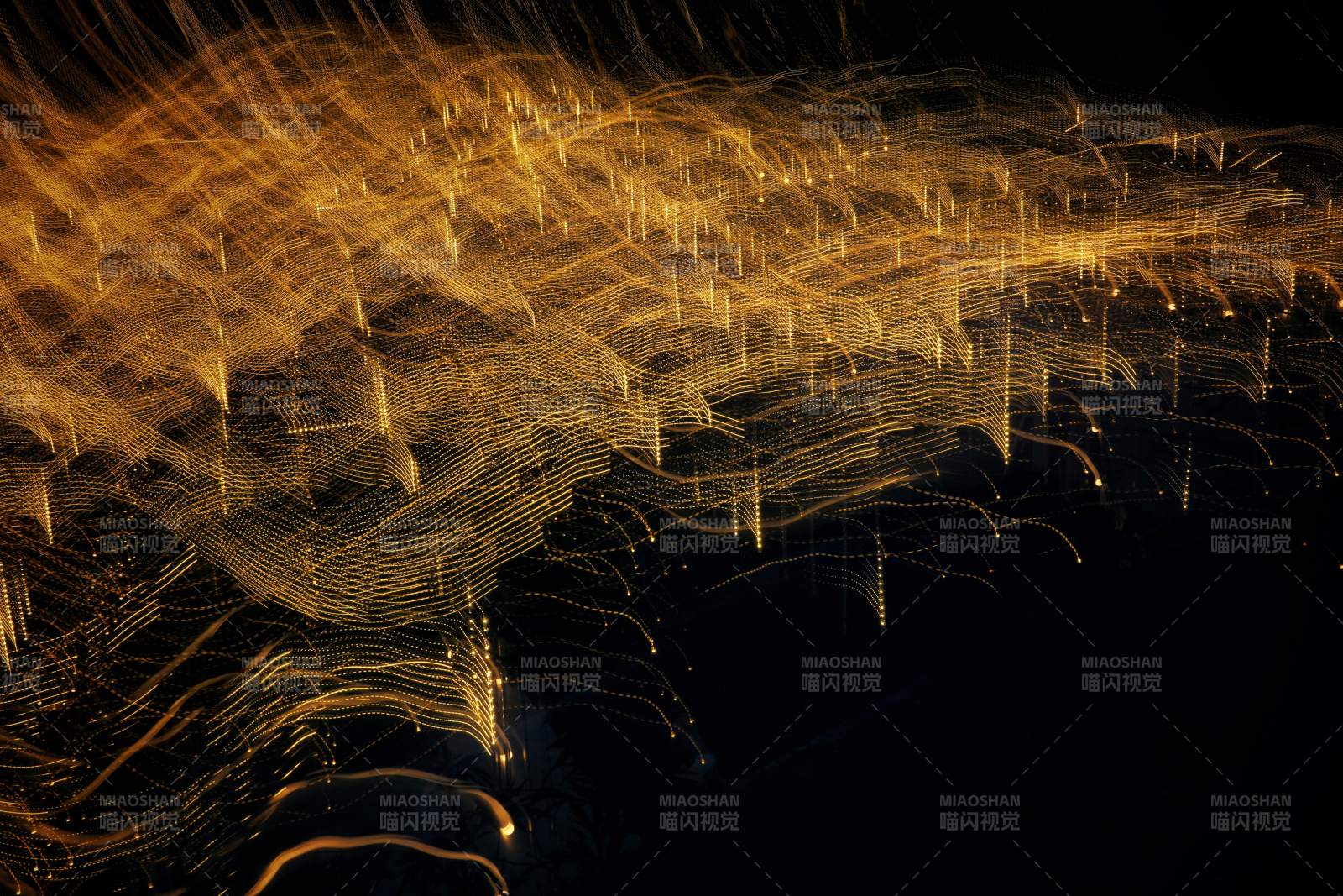 光影流动的夜景图片