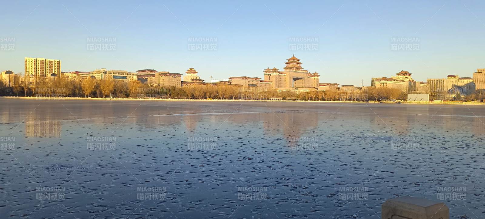 湖畔城市风光（北京）图片