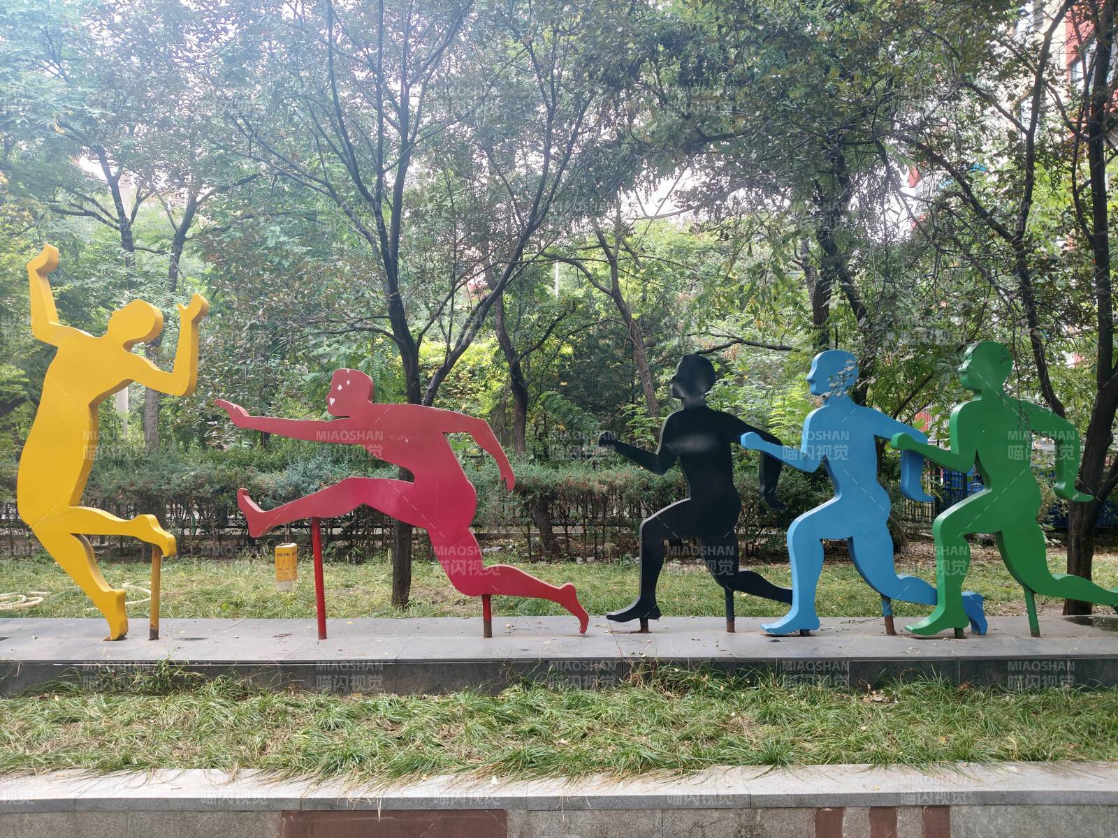 彩色奔跑剪影雕塑图片
