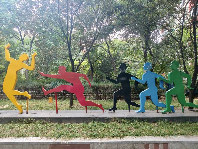 彩色奔跑剪影雕塑图片