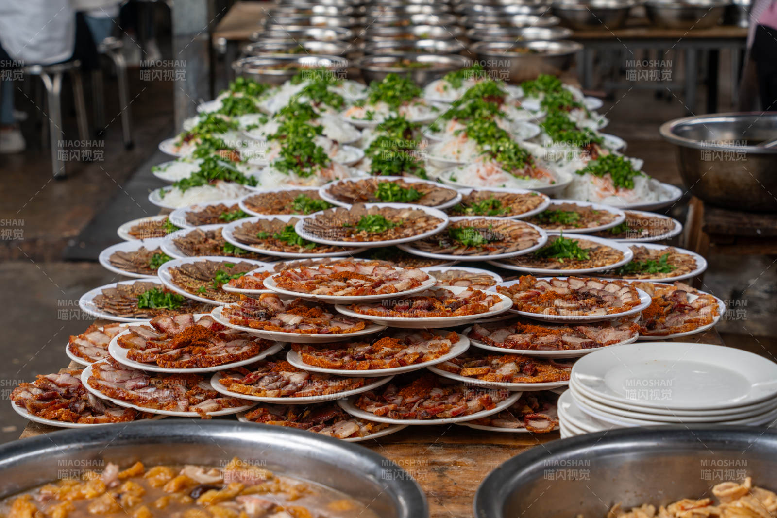 云南大理巍山彝族流水席婚宴上丰盛的美食图片