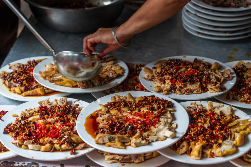 云南大理巍山流水席美食口水鸡的制作现场图片
