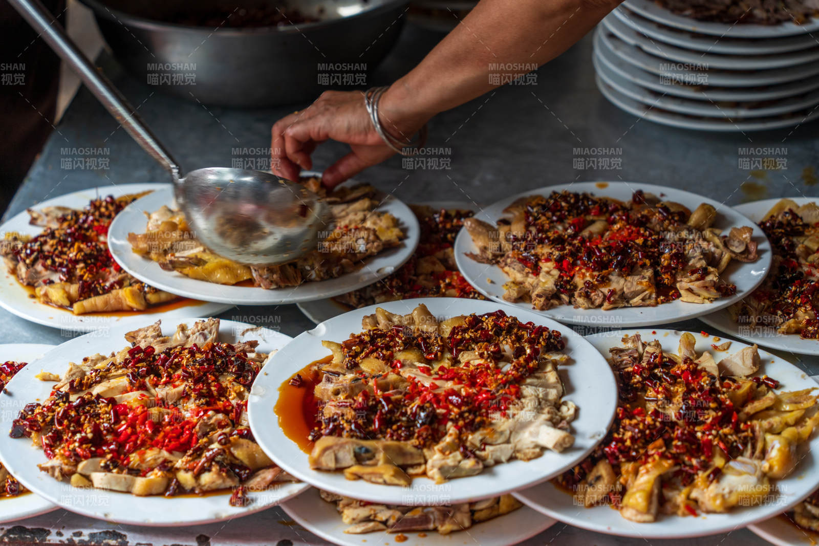 云南大理巍山流水席美食口水鸡的制作现场图片