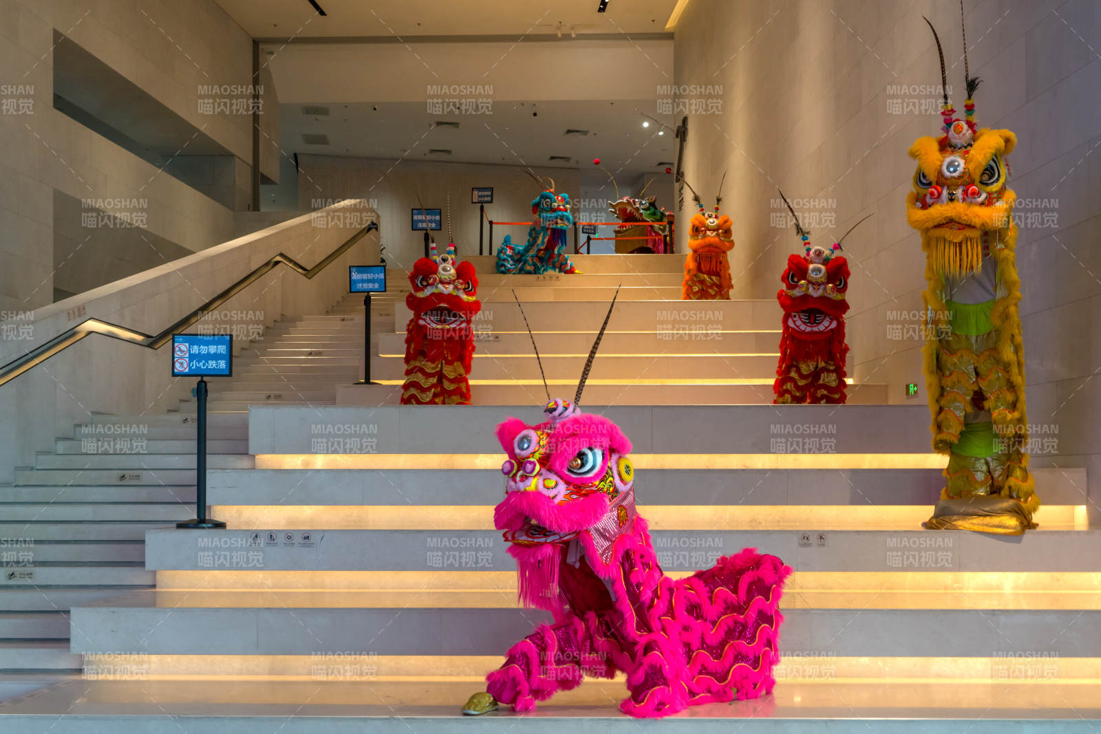 广州白鹅潭大湾区艺术中心传统醒狮舞狮展示图片