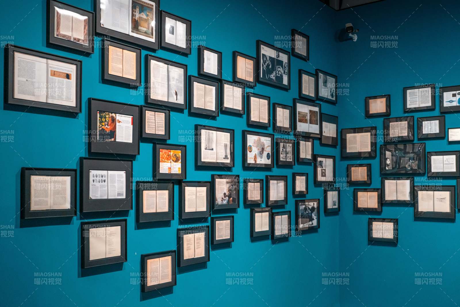 广州大湾区艺术中心艺术展览中的书页艺术墙图片