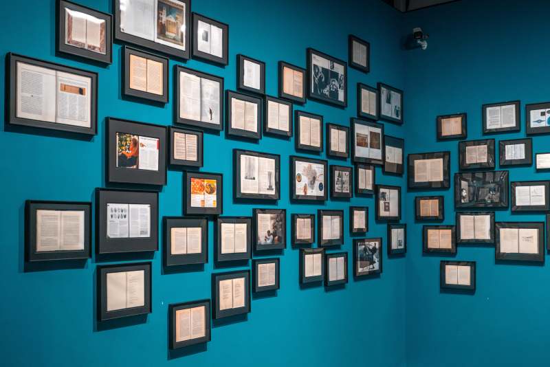 广州大湾区艺术中心艺术展览中的书页艺术墙图片