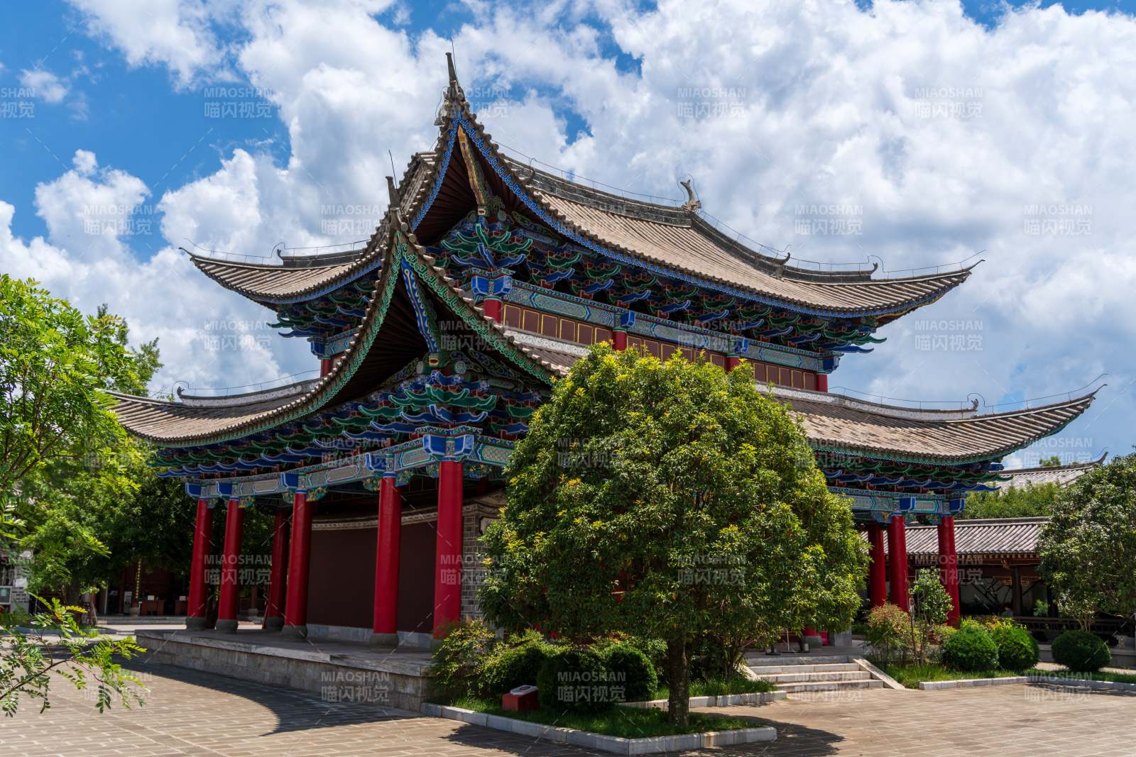 云南大理巍山古城等觉寺内的古建筑庭院风光图片