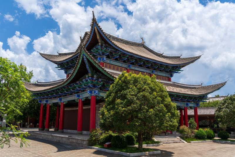 云南大理巍山古城等觉寺内的古建筑庭院风光图片