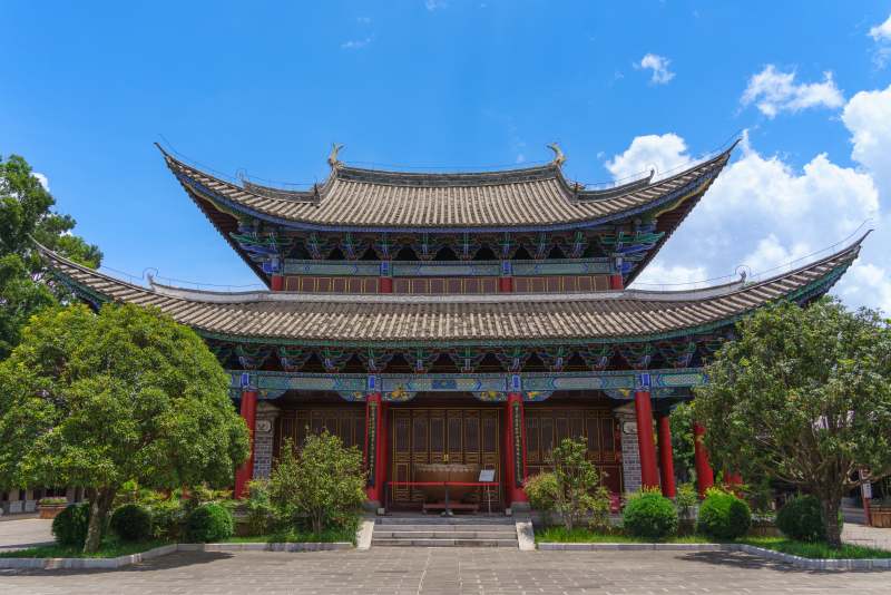 云南大理巍山古城等觉寺内的中式古建筑风光图片