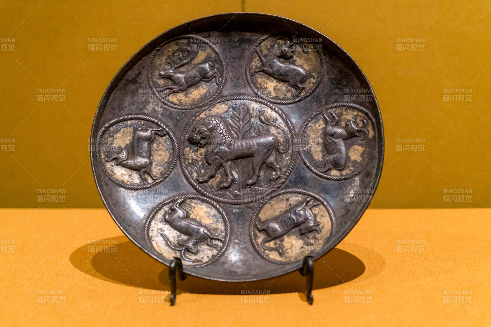 波斯萨珊王朝火法镀金狮纹银盘古铜盘兽纹饰图片