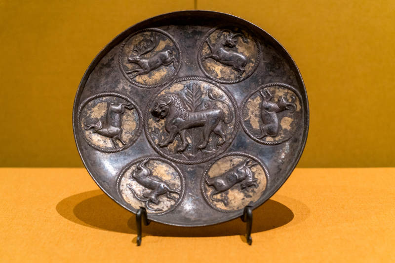 波斯萨珊王朝火法镀金狮纹银盘古铜盘兽纹饰图片