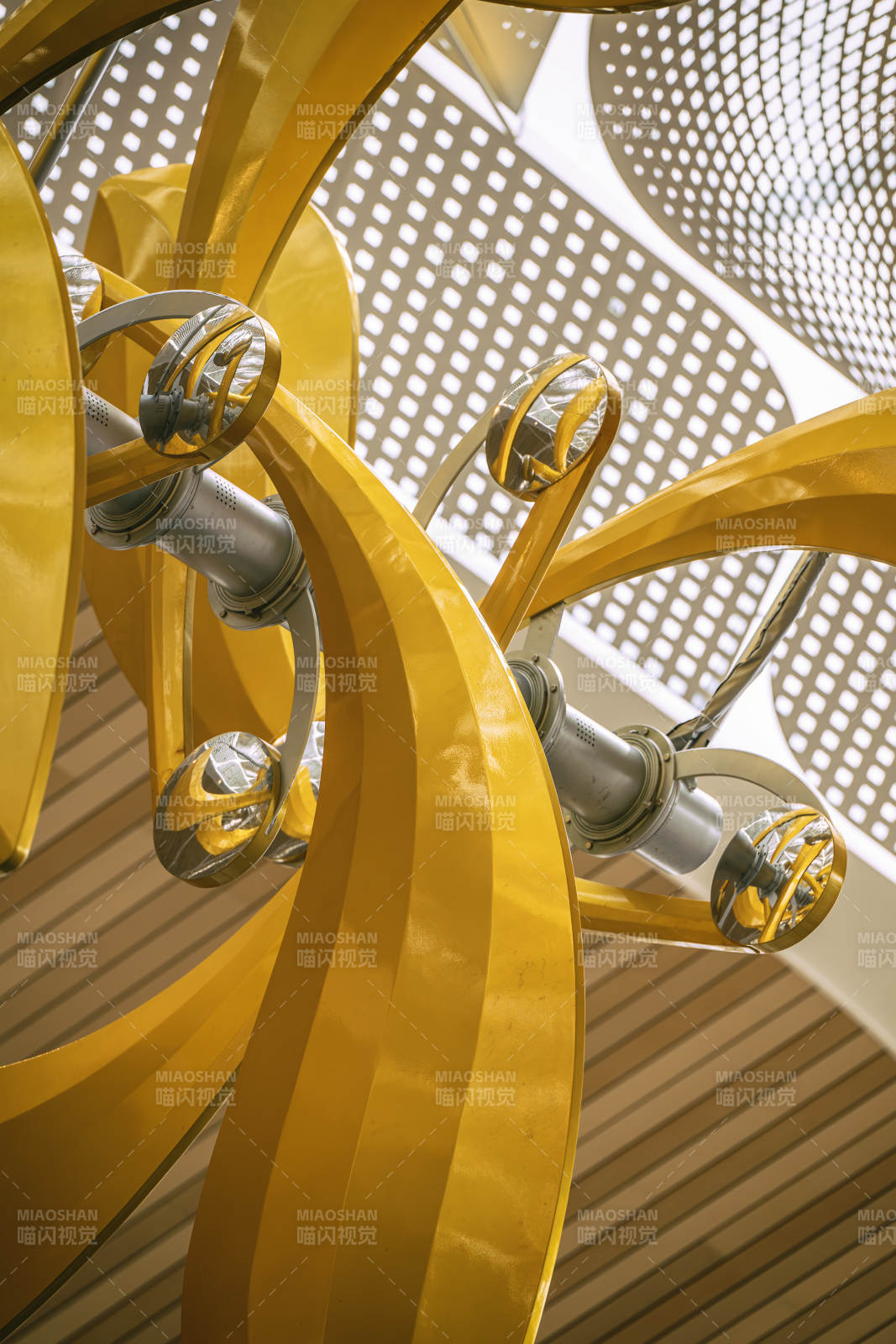 金色螺旋艺术装置图片