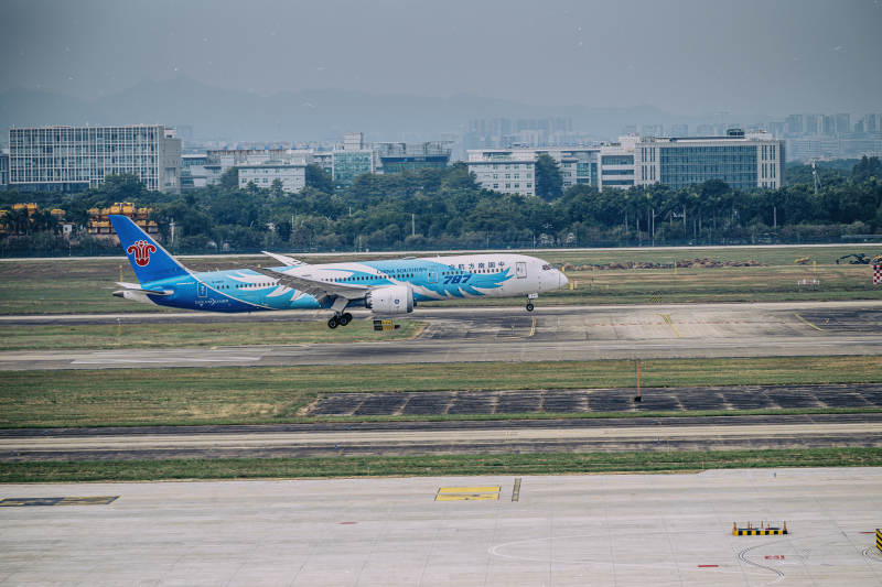 飞机滑行准备起飞图片