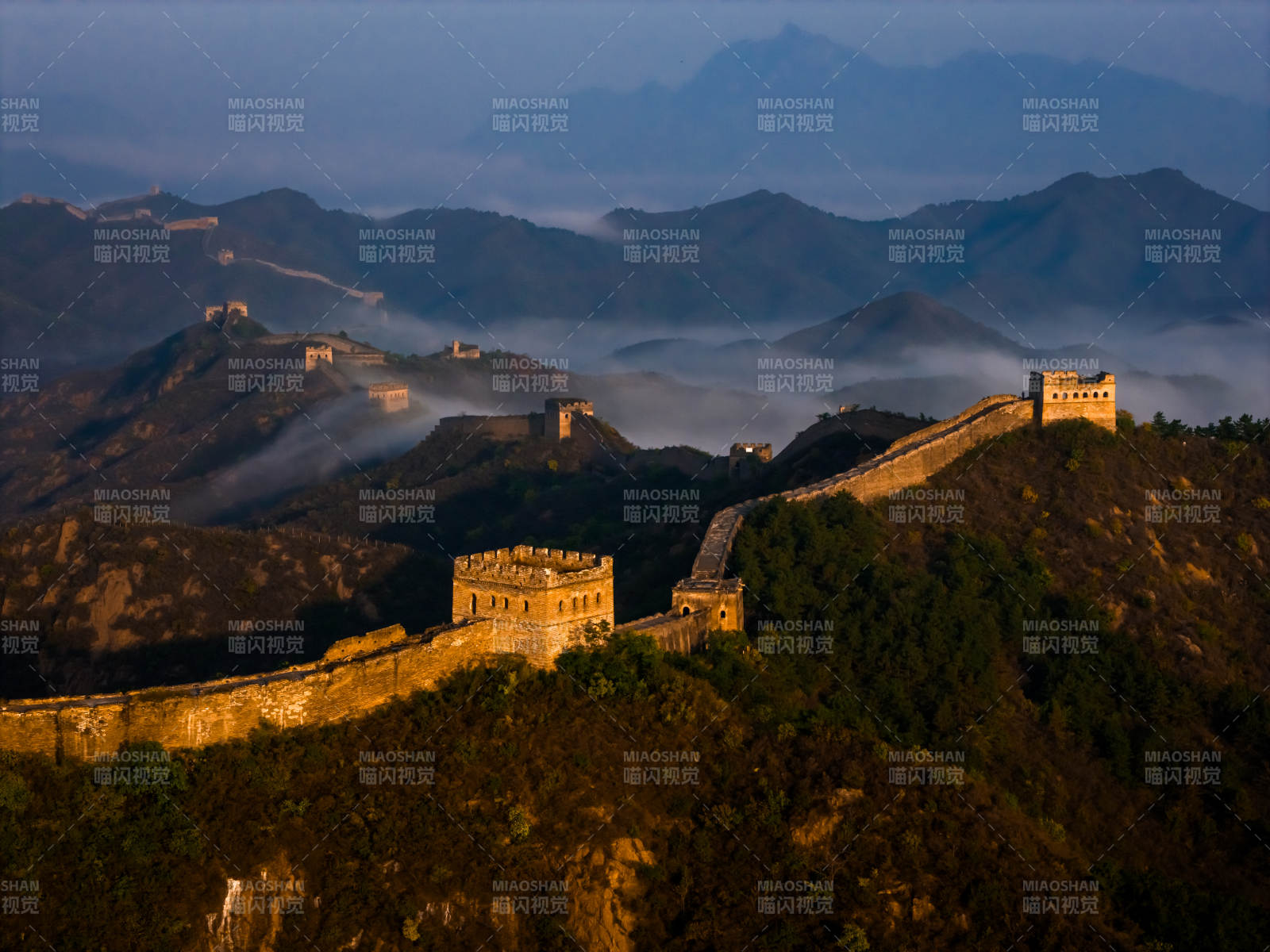 长城晨雾山峦图片