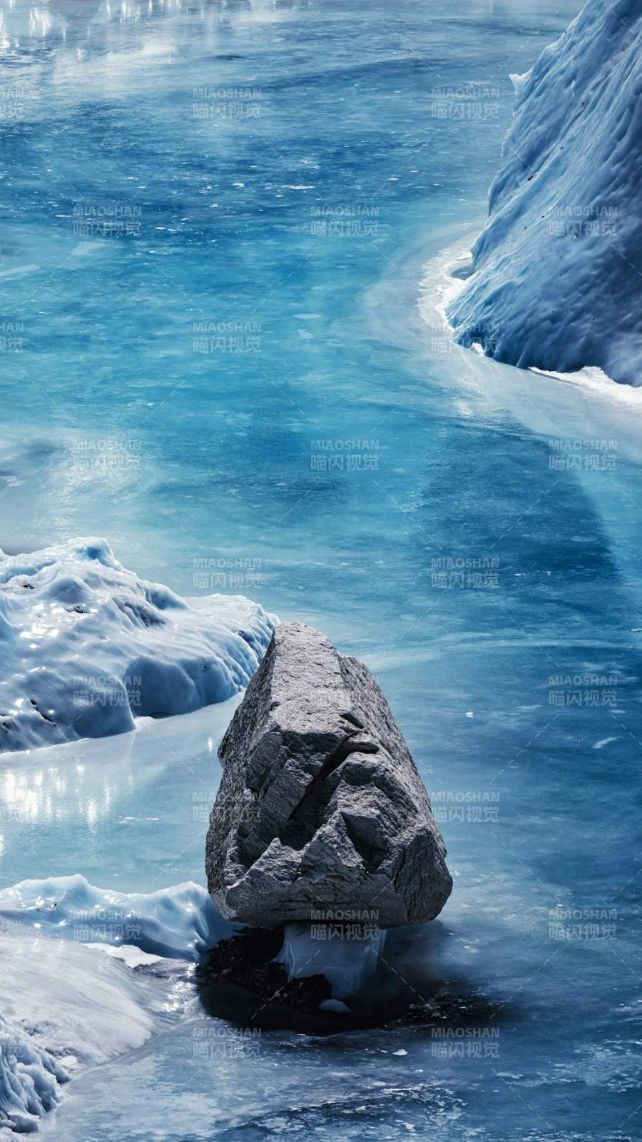 冰川孤石图片