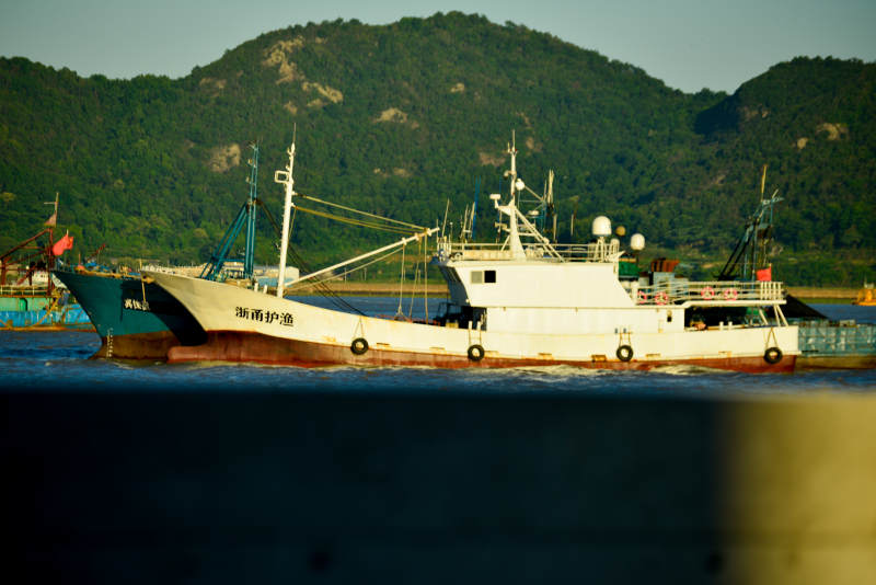海巡船停泊港湾图片