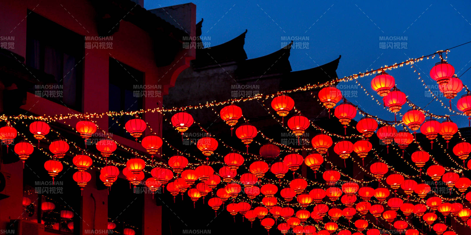 红灯笼映夜景图片