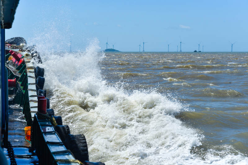 海浪拍打船舷图片