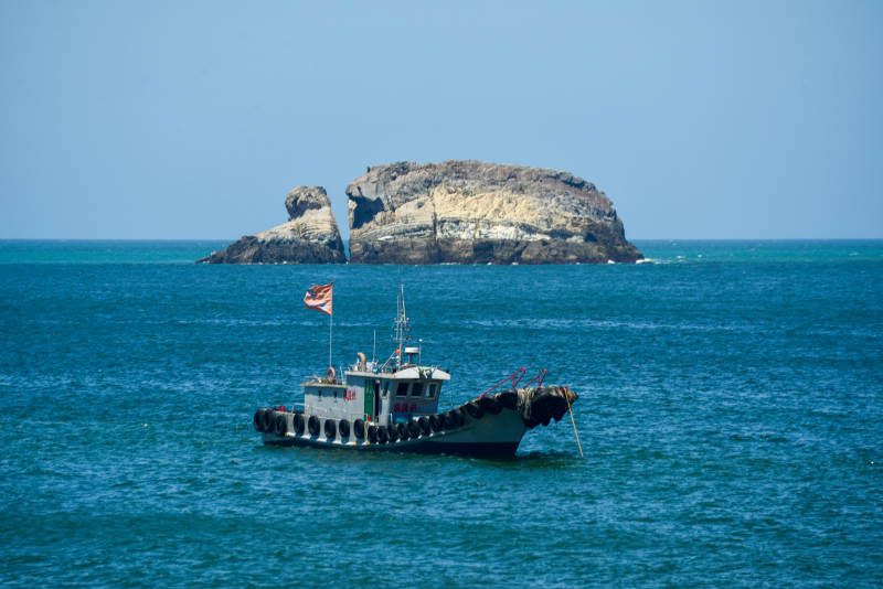 海钓船近孤岛图片