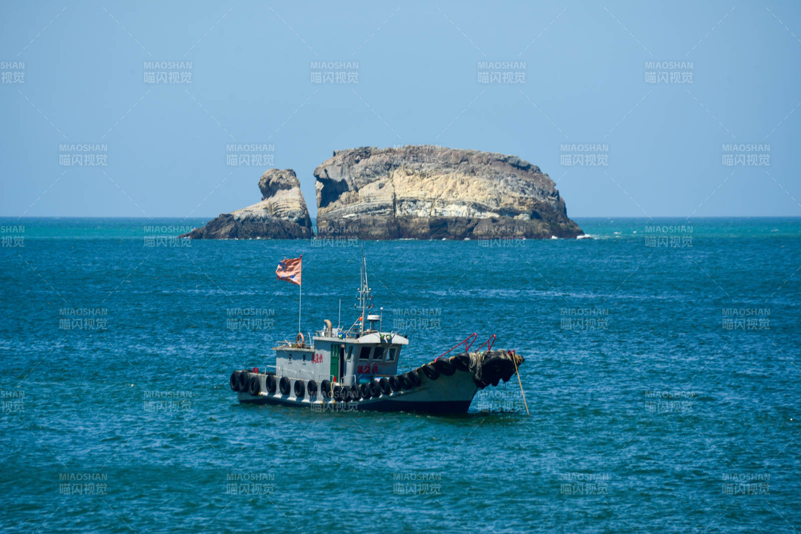 海钓船近孤岛图片