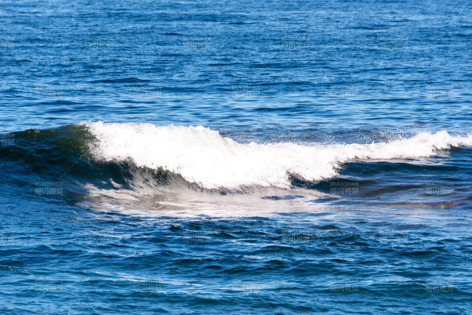 海浪翻涌图片