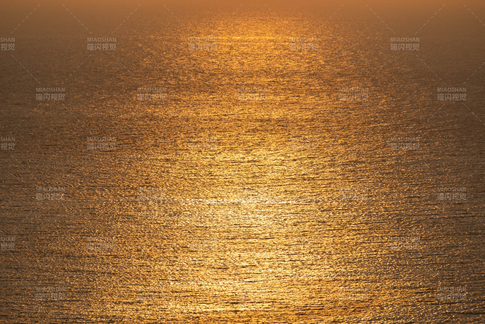 金色海面波光粼粼图片