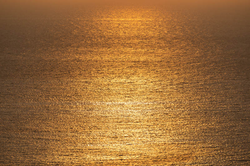 金色海面波光粼粼图片