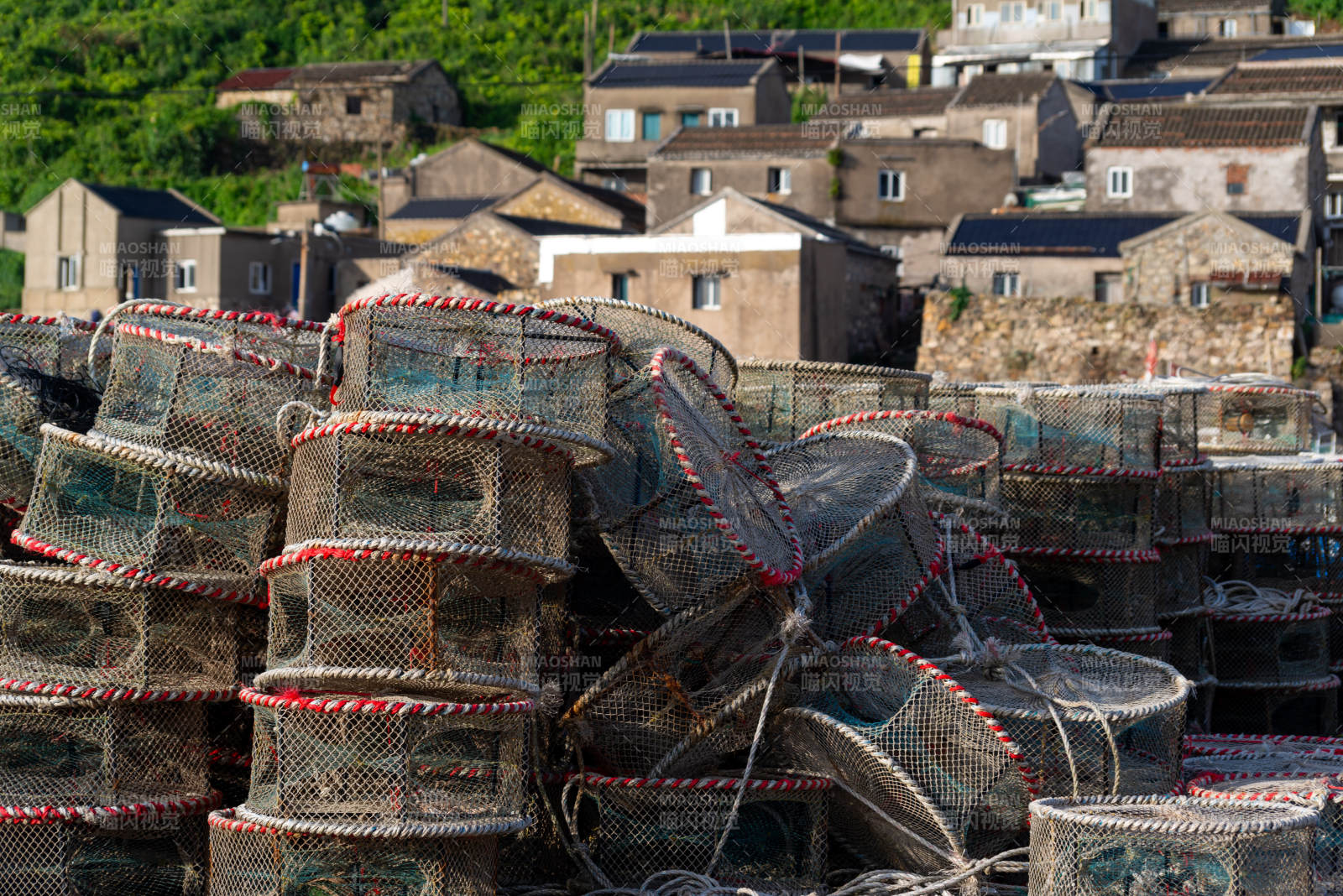 渔村笼网堆叠图片