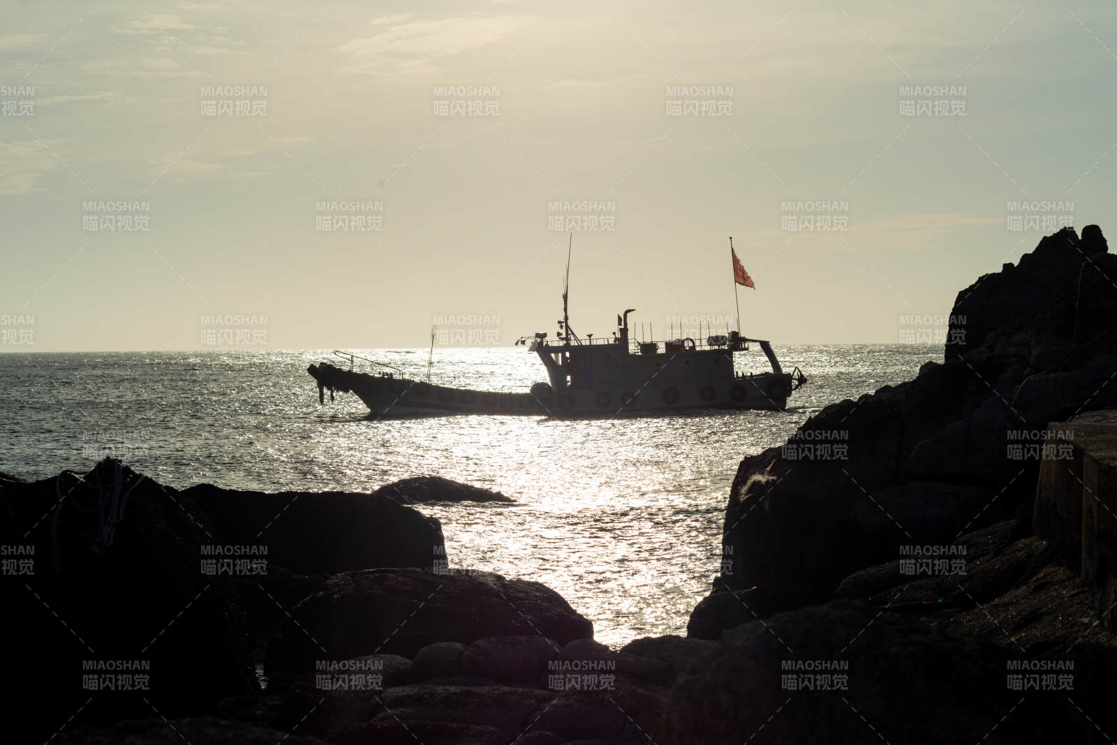 渔船剪影海景图片