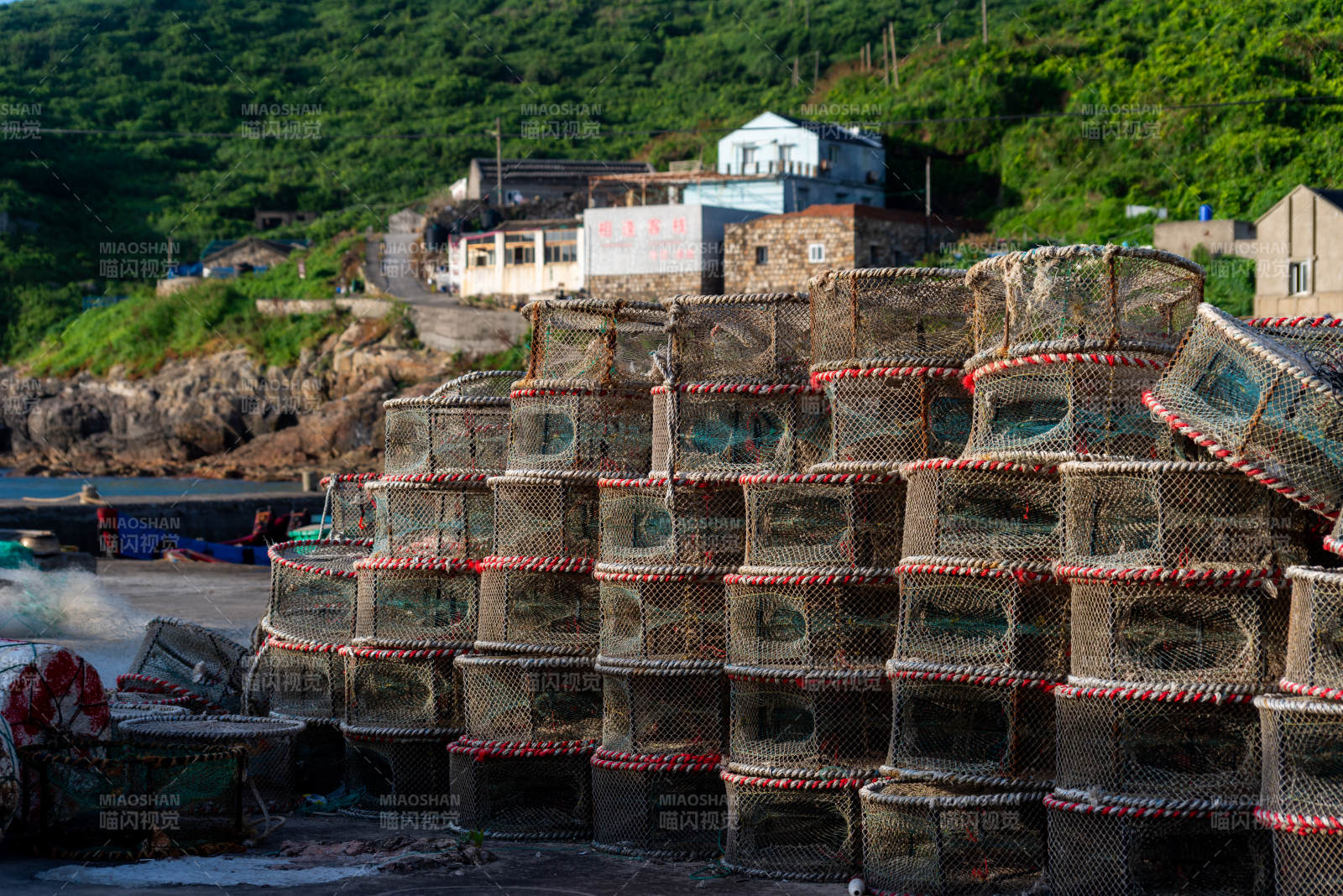 渔网笼堆叠岸边图片