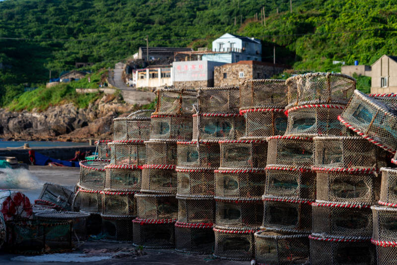 渔网笼堆叠岸边图片