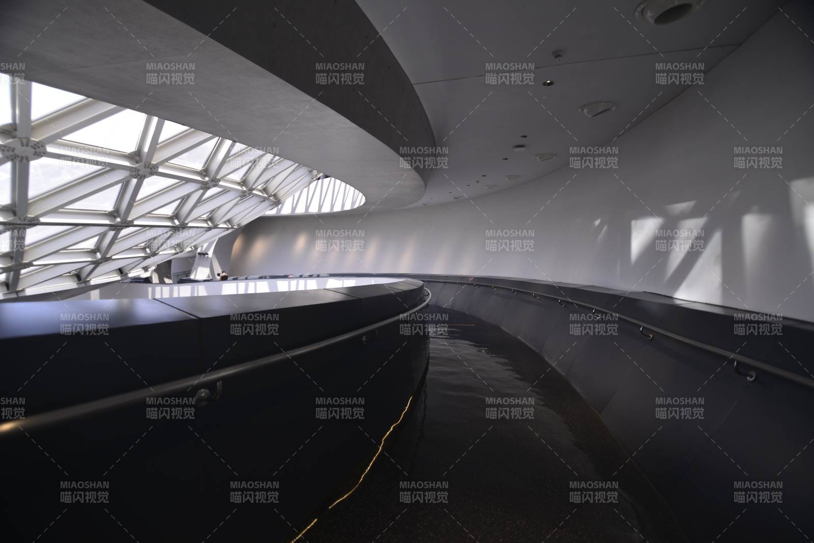 上海天文馆现代建筑内部通道图片