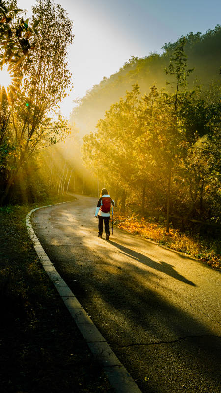 金山岭长城晨光中的徒步者图片