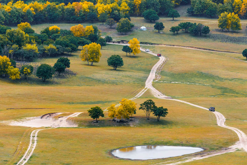 乌兰布统大草原秋野小径绕池塘图片