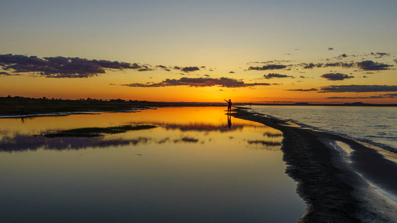 内蒙古达里湖夕阳下的宁静海滩图片