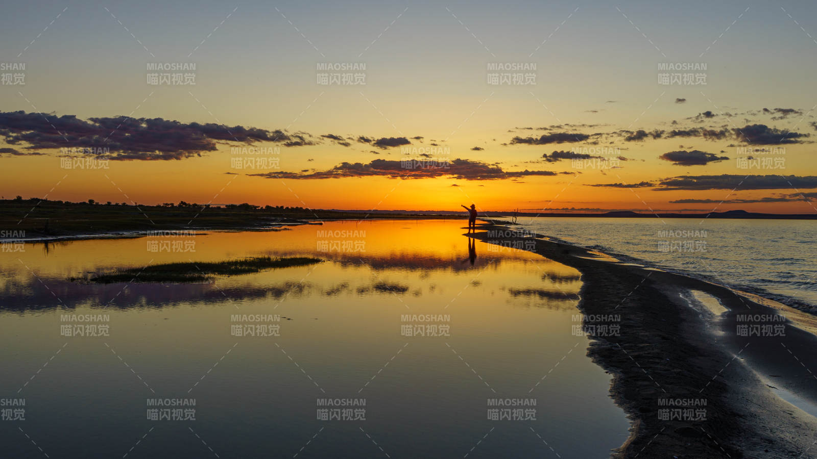 内蒙古达里湖夕阳下的宁静海滩图片