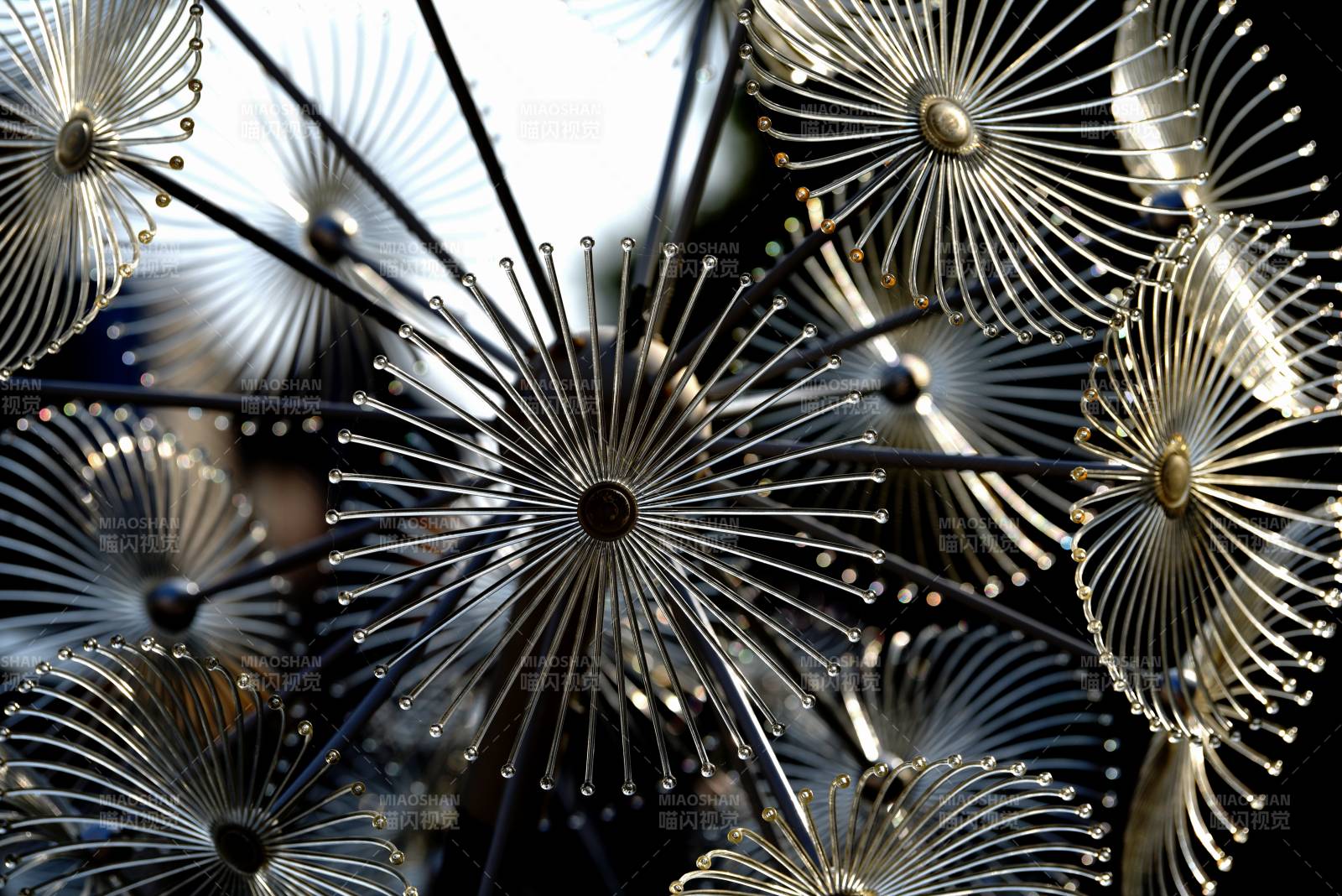 金属花丛艺术装置图片