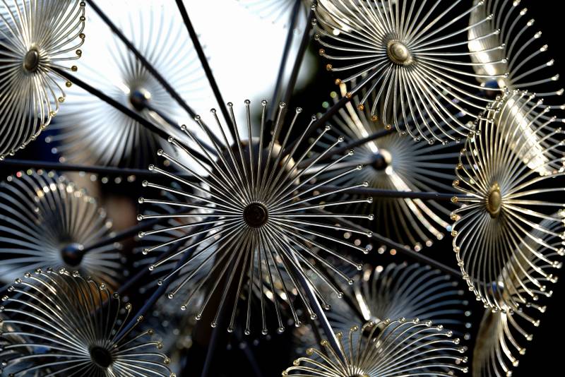 金属花丛艺术装置图片