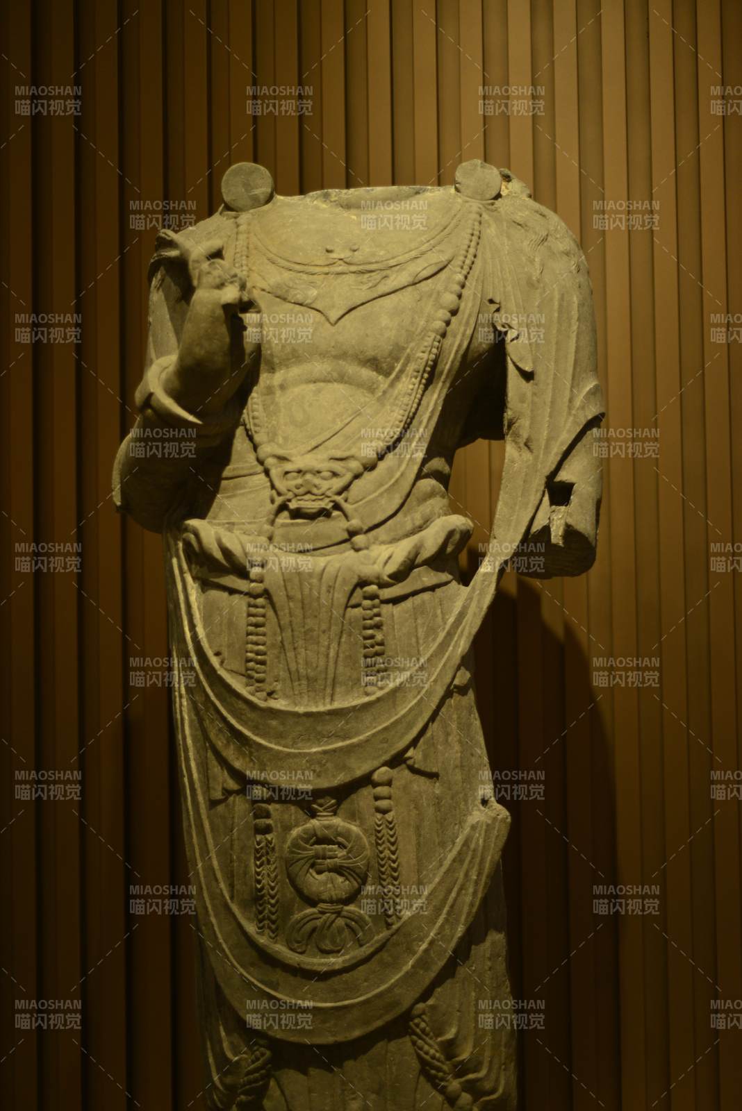 上海博物馆古装石雕人物像图片