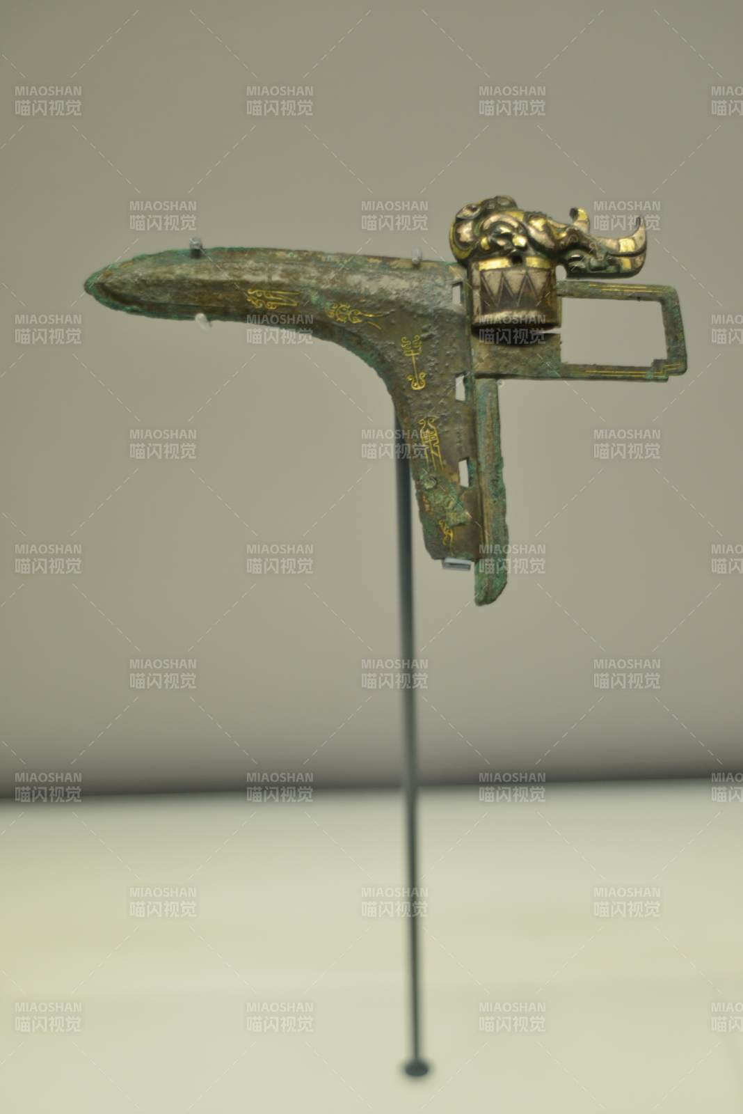 青铜龙首钩形器图片