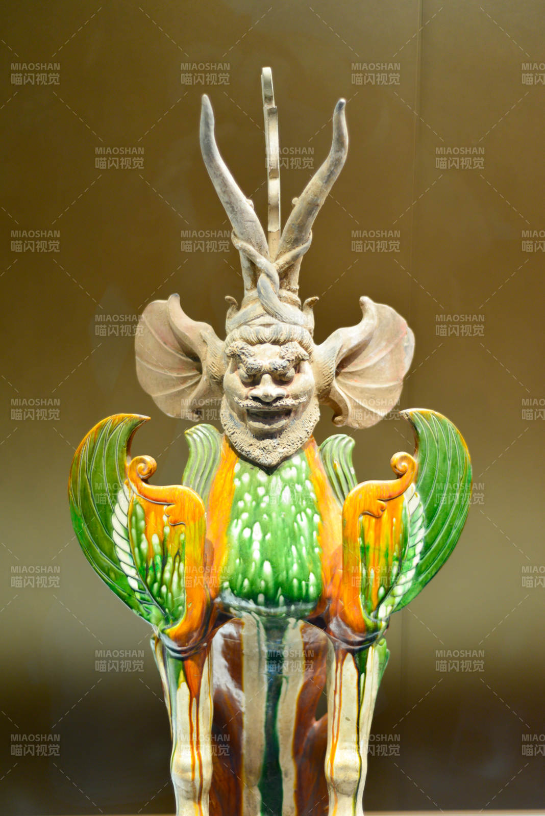 上海博物彩釉兽首陶俑图片